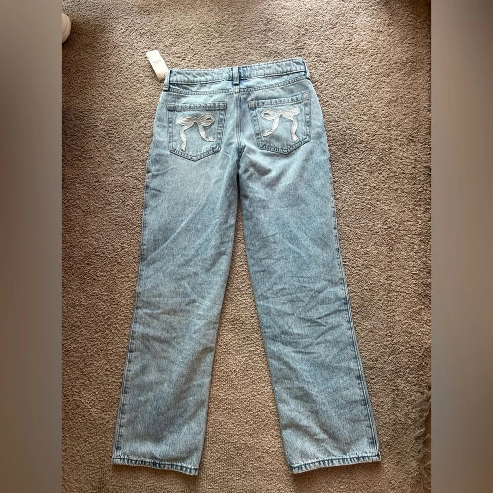 Hollister Low Rise Light Blue Jeans w/bows on pockets - Picture 7 of 11